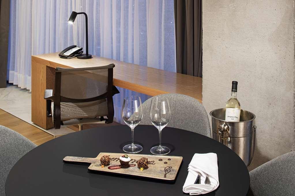 Galeria Plaza Monterrey Hotel Exterior photo A wine and cheese plate